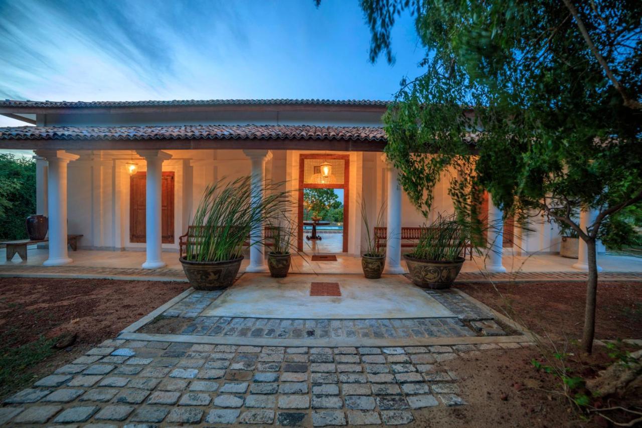 Treasure Rock Bed & Breakfast Kirinda  Exterior foto